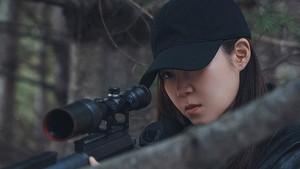 Yu Bo Na pasang badan pegang senjata buat melakukan membantai seorang kriminal. Cerita lengkapnya bisa kamu saksikan di A Bona Fide Killer malam ini, Jumat (14/8/2026). (Foto: dok. MBC)