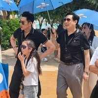 Aaron Kwok Liburan Bareng Ayah Mertua yang Lebih Muda, Gayanya Jadi Sorotan