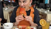 Agnez Mo Doyan Kulineran, Jajan di Hawker Centre hingga Racik Matcha