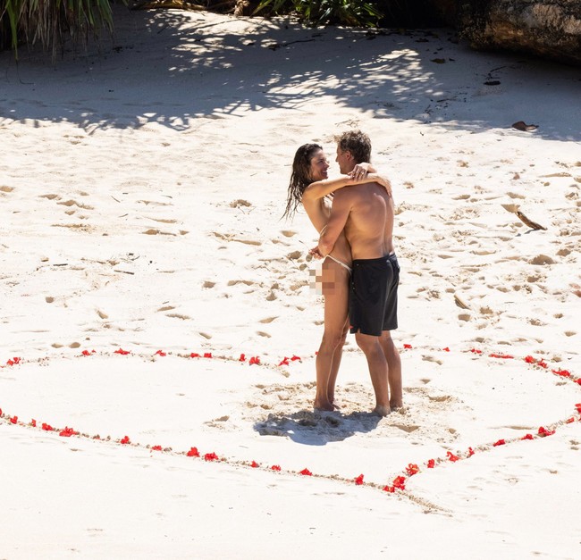 Lamaran berlangsung di tepi pantai sebuah resor mewah di Pulau Sumba, Nusa Tenggara Timur. Latar pantai, pasir, dan cahaya matahari ,e,niat momen semakin terlihat romantis dan dramatis. Foto: Instagram/@alessandraambrosio