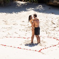 Lamaran berlangsung di tepi pantai sebuah resor mewah di Pulau Sumba, Nusa Tenggara Timur. Latar pantai, pasir, dan cahaya matahari ,e,niat momen semakin terlihat romantis dan dramatis. Foto: Instagram/@alessandraambrosio