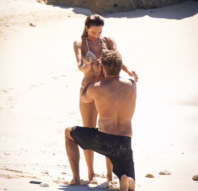 Alessandra Ambrosio mengumumkan pertunangannya dengan sang kekasih, desainer perhiasan asal Australia, Buck Palmer. Kabar bahagia itu dibagikan melalui sejumlah foto romantis yang memperlihatkan momen lamaran mereka di Indonesia. Foto: Instagram/@alessandraambrosio