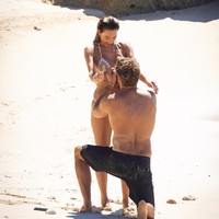 Momen Romantis Alessandra Ambrosio Dilamar Kekasih Saat Liburan di Indonesia