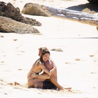 Alessandra tampak mengenakan bikini two-piece berwarna krem dengan rambut yang dibiarkan basah. Sementara itu, Buck terlihat memakai celana pendek hitam, kacamata hitam, dan bertelanjang kaki. Foto: Instagram/@alessandraambrosio