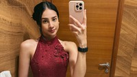 Anya Geraldine lalu memberi cahaya terang biar gak dicari netizen terus. Apa aku butuh tim kreatif, fotografer, videografer sendiri ya yang in house? Tapi aku gak tahu cari di mana karena kenalan aku gak banyak. Apakah kalian harus submitted? Apakah aku harus membuka lapangan kerja? Coba deh kontak di bioku, katanya. (Foto: dok Instagram anyageraldine)