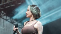 Ia mengatakan, suaminya sampai heran mengetahui hoax soal istrinya itu. biarin bojoku baca komen ambe heran, tuturnya. Foto: dok instagram Arlida Putri
