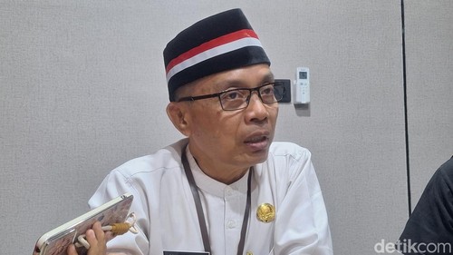 Asisten I Setda Kota Mataram, Lalu Martawang, saat diwawancarai di ruangannya, Jumat (14/8/2026)
