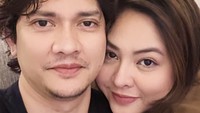 Pelantun lagu Menangis Semalam itu, juga sudah berpelukan lagi dengan suaminya, Iko Uwais. Iko sempat pergi beberapa hari untuk menghadiri acara Jackie Chan di China. Foto: dok instagram Audy Item