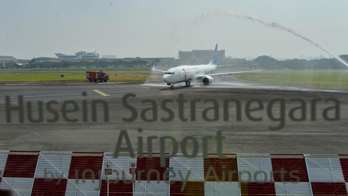 Pesawat Boeing 737-800 milik maskapai Garuda Indonesia mendarat di Bandara Husein Sastranegara, Bandung, Jawa Barat, Jumat (14/8/2026). PT Angkasa Pura Indonesia (Persero) kembali melayani penerbangan komersial menggunakan pesawat jet berbadan sedang yang dioperasikan Garuda Indonesia dan Citilink di Bandara Husein Sastranegara dengan berbagai rute, seperti Medan, Pekanbaru, Padang, Batam, Pontianak, Makassar, dan Denpasar, sementara penerbangan internasional ditargetkan mulai beroperasi pada Oktober 2026. ANTARA FOTO/Raisan Al Farisi/kye