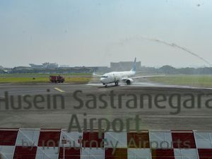 8 Penerbangan di Bandara Husein Ditunda Imbas Abu Anak Krakatau