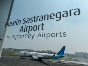 Terpapar Abu, Penerbangan di Bandara Husein Disetop Sementara