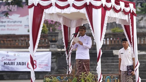 Bupati Klungkung I Made Satria memimpin apel peringata HUT Provinsi Bali ke-68 di alun-alun Ida Dewa Agung Jambe, Klungkung, Bali, Jumat (14/8/2026). (Dok. Humas Pemkab Klungkung).
