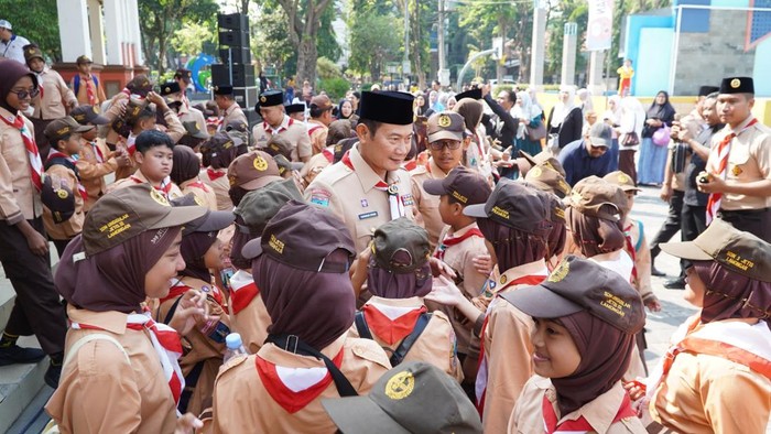 Bupati Yuhronur Efendi menyapa peserta Apel Besar Hari Pramuka di Lamongan.