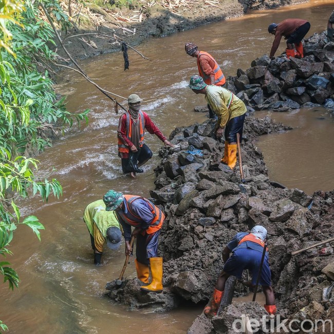 Cegah Longsor dan Banjir, Turap Kali Angke di Depok Diperkuat