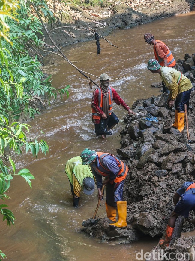 Cegah Longsor dan Banjir, Turap Kali Angke di Depok Diperkuat