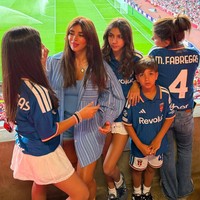 Gaya Istri Cesc Fabregas Kembali ke Arsenal, Dijuluki Queen of WAGs