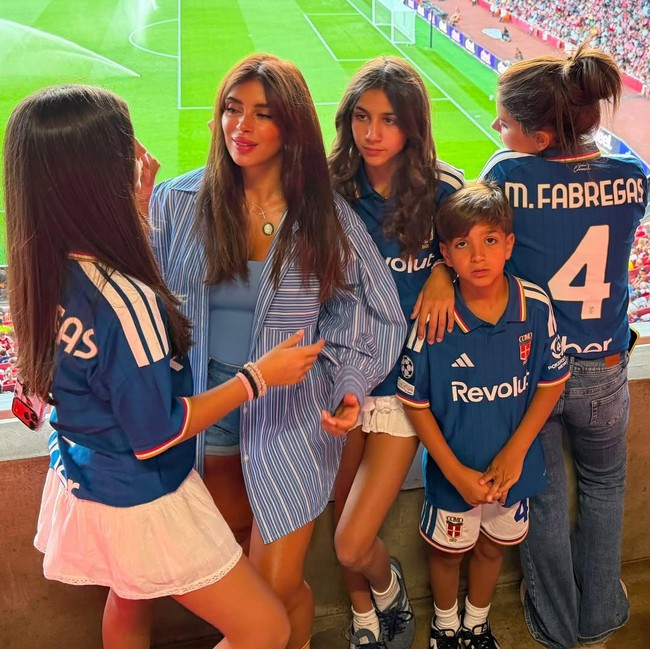 Gaya Istri Cesc Fabregas Kembali ke Arsenal, Dijuluki Queen of WAGs