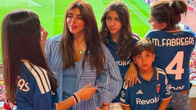 Gaya Istri Cesc Fabregas Kembali ke Arsenal, Dijuluki Queen of WAGs