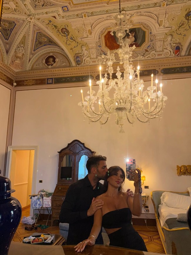 Bersama dengan Fabregas yang menikahinya pada 2018, Daniella memiliki dua anak perempuan dan satu putra. Sedangkan putra dan putrinya yang lebih tua berasal dari pernikahan sebelumnya dengan Elie Taktouk. Foto: Instagram @daniellasemaan
