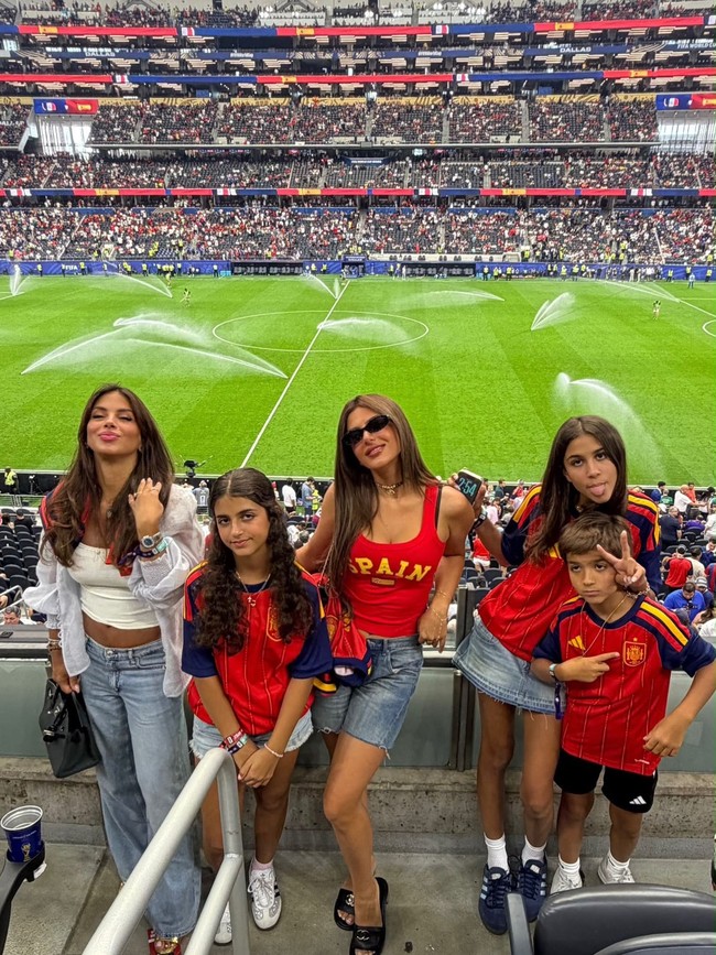 Berbeda dari kebanyakan WAGs sekarang, Daniella jarang tampil dengan jersey bola tapi memilih busana berwarna serupa klub atau negara yang didukung. Gayanya mirip dengan Victoria Beckham. Foto: Instagram @daniellasemaan