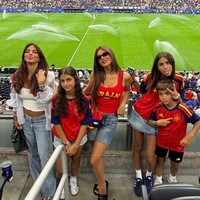 Berbeda dari kebanyakan WAGs sekarang, Daniella jarang tampil dengan jersey bola tapi memilih busana berwarna serupa klub atau negara yang didukung. Gayanya mirip dengan Victoria Beckham. Foto: Instagram @daniellasemaan