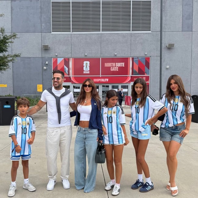 Cesc Fabregas kembali ke Stadion Emirates yang menjadi rumah bagi Arsenal sebagai pelatih dari tim lawan. Ia membawa serta anak dan istri yang ikut jadi saksi momen bersejarah itu.Foto: Instagram @daniellasemaan