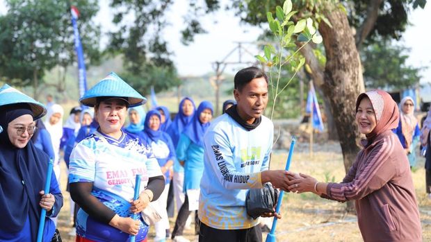 Demokrat Bojonegoro Wabup Bojonegoro Nurul Azizah serahkan simbolis bibit pohon untuk ditanam kepada peserta saat rangkaian HUT ke-25 Demokrat