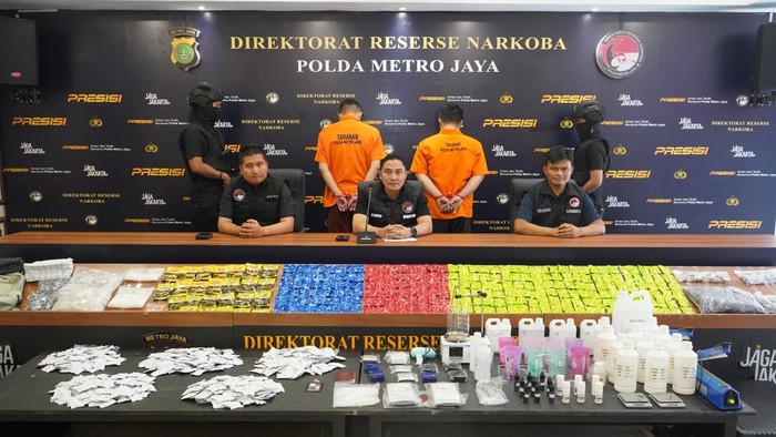 Direktorat Reserse Narkoba Polda Metro Jaya membongkar laboratorium yang memproduksi narkotika jenis etomidate. di wilayah Tangerang dan Jakarta Utara (Jakut).
