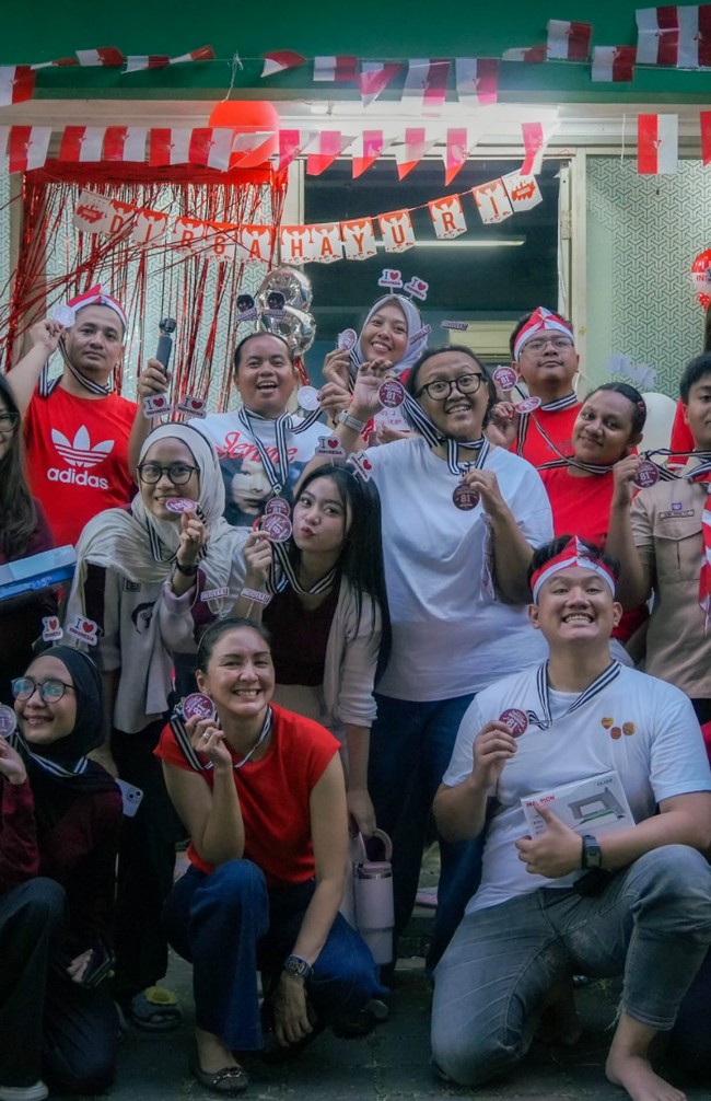 Melalui akun Instagram pribadinya Donna membagikan video singkat momen lomba 17-an bersama para karyawannya. Terlihat Donna dan karyawannya kompak kenakan busana berwarna merah dan putih. Foto: Instagram/@dagnesia