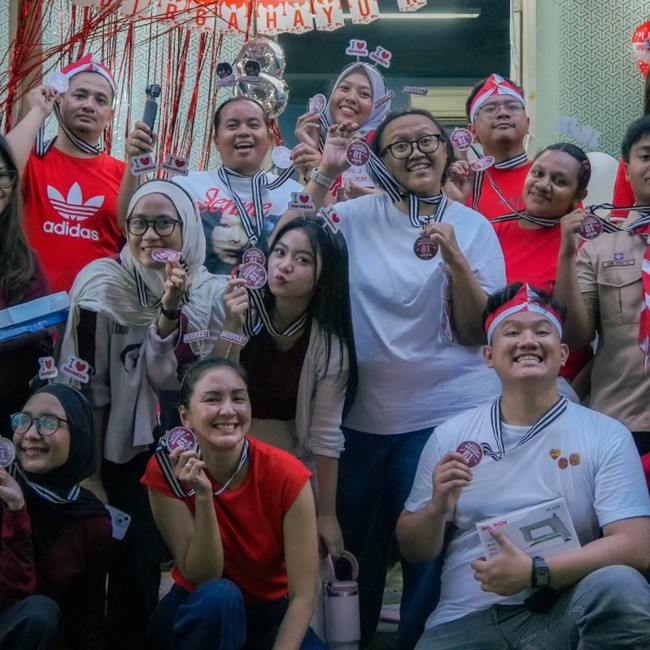 Foto Donna Agnesia Lomba 17-an Bareng Karyawan, Kompak Pakai Baju Merah-Putih