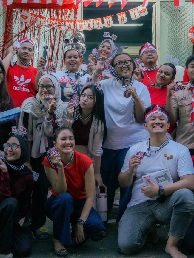 Foto Donna Agnesia Lomba 17-an Bareng Karyawan, Kompak Pakai Baju Merah-Putih
