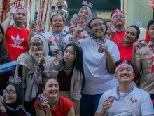 Foto Donna Agnesia Lomba 17-an Bareng Karyawan, Kompak Pakai Baju Merah-Putih