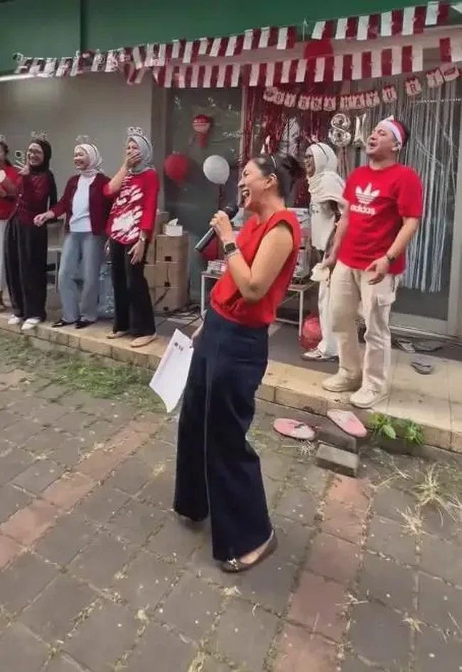 Donna yang juga bertugas sebagai MC itu tampil santai kenakan kaos merah dipadukan dengan celana panjang hitam. Rambutnya juga tampak hanya diikat satu ke belakang. Foto: Instagram/@dagnesia