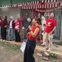 Donna yang juga bertugas sebagai MC itu tampil santai kenakan kaos merah dipadukan dengan celana panjang hitam. Rambutnya juga tampak hanya diikat satu ke belakang. Foto: Instagram/@dagnesia