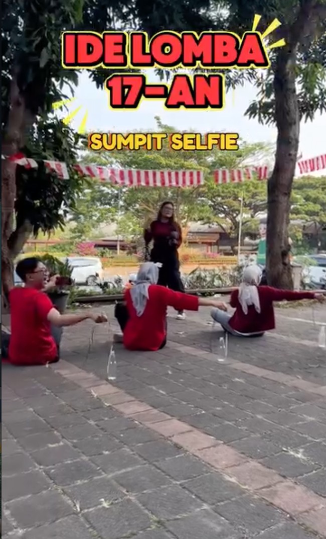 Selain itu juga ada lomba sumpit selfie, di mana para pemainnya diminta memasukkan sumpit ke dalam botol sambil memegang HP untuk selfie. Foto: Instagram/@dagnesia