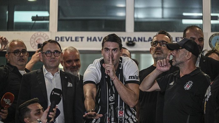 ISTANBUL, TURKIYE - AUGUST 12 : Serbian soccer player Dusan Vlahovic arrives in Istanbul as Besiktas announces the initiation of transfer negotiations with the player, on August 12, 2026 in Istanbul, Turkiye. (Photo by Murat Sengul/Anadolu via Getty Images)