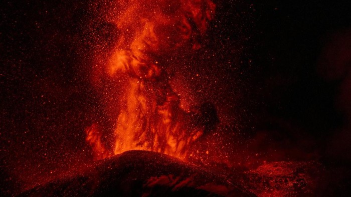 Incandescent lava and volcanic material are ejected from a crater during an eruption of Mount Etna, in Sicily, Italy, August 13, 2026. REUTERS/Giuseppe Di Stefano     TPX IMAGES OF THE DAY