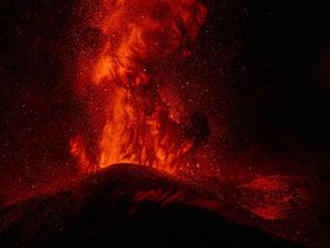 Makna Gunung Meletus dalam Islam, Benarkah Tanda Murka Allah?