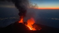 Nekat Naik ke Gunung Etna yang Sedang Erupsi, Turis Disambar Petir