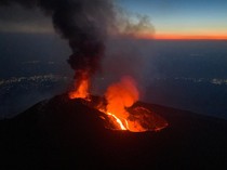 Nekat Naik ke Gunung Etna yang Sedang Erupsi, Turis Disambar Petir