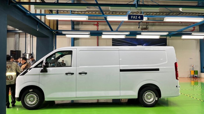 Farizon V8E Cargo Van