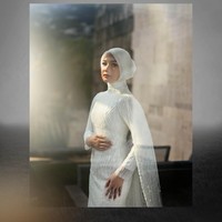 Salah satu warganet bertanya alasan Dea mengenakan hijab di hari pernikahannya. “Kak manglingi banget tau tp alasan pakai hijab pas akad kenapa ya ka?” tanya salah seorang netizen. Kemudian Dea membalas,“soalnyaaa ini memory selamanyaa :) dan aku mau kalau di masa depan aku menggunakan hijab memory pernikahanku tetap bisa ku putar dan kubagikan selamanya tanpa menambah dosaku,” jawab Dea Annisa yang dikutip pada Kamis, 13 Agustus 2026.  Foto: Dok. Instagram @deaaannisa.