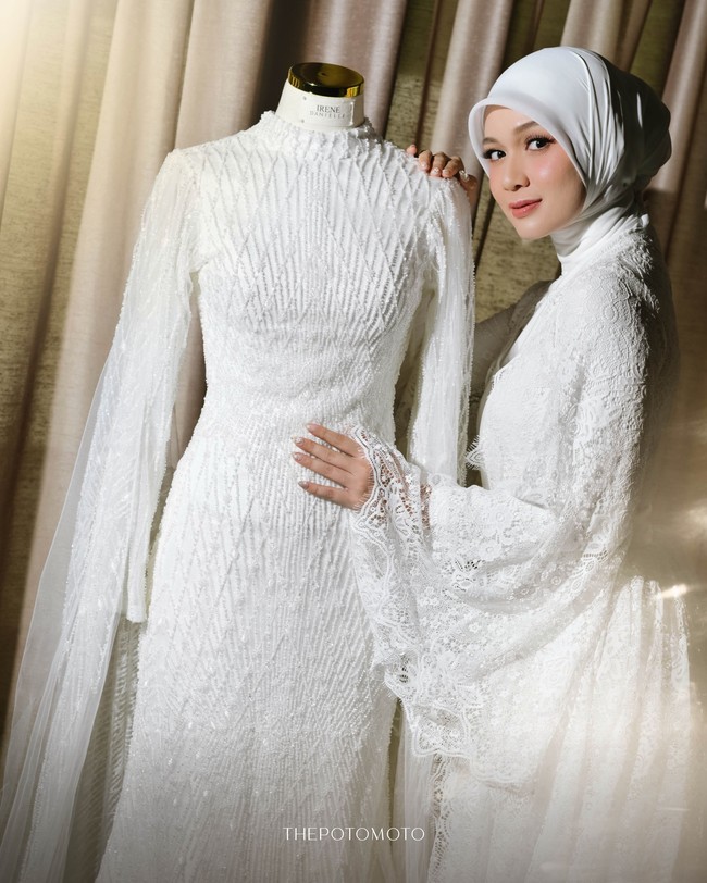 Dea Annisa berpose dengan gaun pengantin putihnya yang terlihat mewah namun tetap simpel dan modern. Foto: Dok. Instagram @deaaannisa.