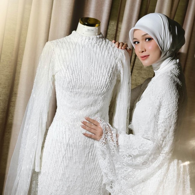Mewah Tapi Simpel! 7 Foto Inspirasi Gaun Pengantin Putih Hijab ala Dea Anisa