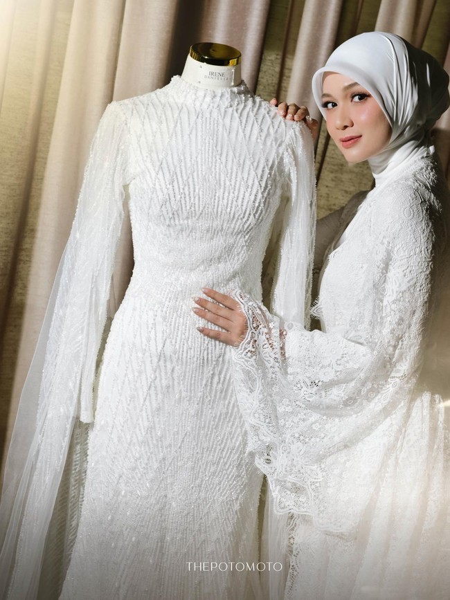 Mewah Tapi Simpel! 7 Foto Inspirasi Gaun Pengantin Putih Hijab ala Dea Anisa