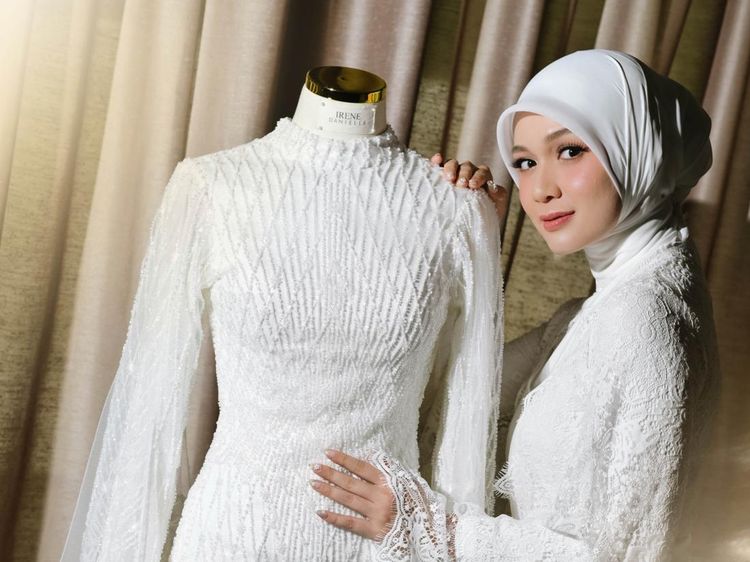 Mewah Tapi Simpel! 7 Foto Inspirasi Gaun Pengantin Putih Hijab ala Dea Anisa
