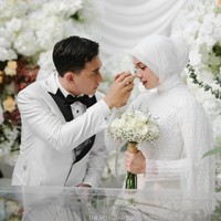 Di momen sakral, hijab clean minimalis menjadi pilihan Dea Annisa, memberikan kesan suci dan anggun. Penampilannya yang bersinar ini berpadu serasi dengan dekorasi pernikahan bernuansa putih oleh @sistadecoration @sistawedding. Foto: Dok. Instagram @deaaannisa.