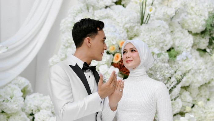 Gaya hijab Dea Annisa.