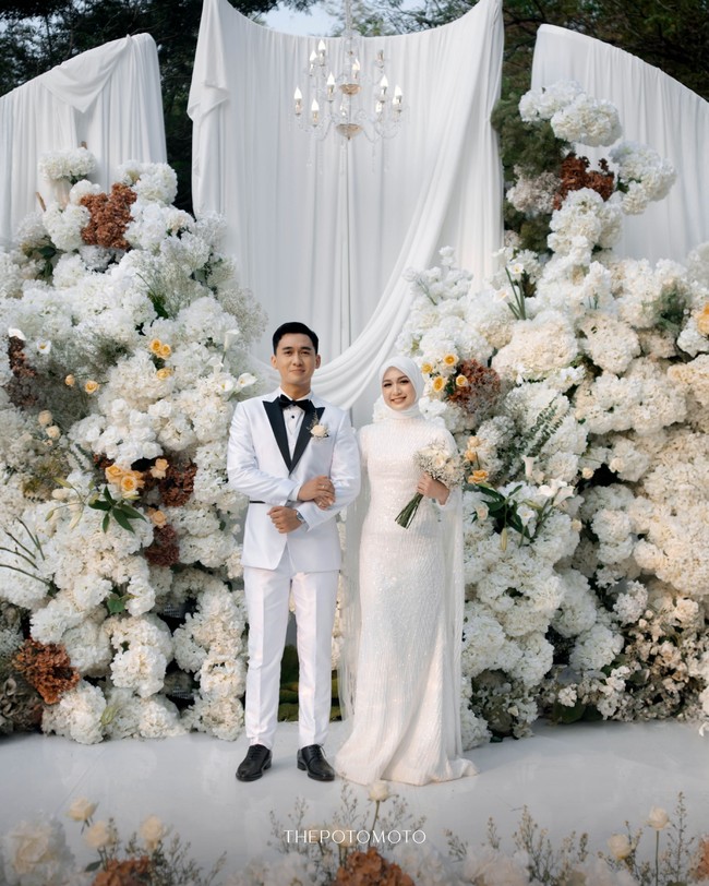 Dea Annisa menggelar akad nikah dengan aktor Mazaki Ahmad, pada Minggu (9/8/2026) di On Green Venue, Raffles Hills, Cibubur, Jawa Barat. Dea Annisa terlihat pangling dengan gaya hijab clean look yang rapi. Penampilannya tampil berhijab ini menjadi sorotan warganet. Foto: Dok. Instagram @deaaannisa.