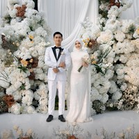 Dea Annisa menggelar akad nikah dengan aktor Mazaki Ahmad, pada Minggu (9/8/2026) di On Green Venue, Raffles Hills, Cibubur, Jawa Barat. Dea Annisa terlihat pangling dengan gaya hijab clean look yang rapi. Penampilannya tampil berhijab ini menjadi sorotan warganet. Foto: Dok. Instagram @deaaannisa.
